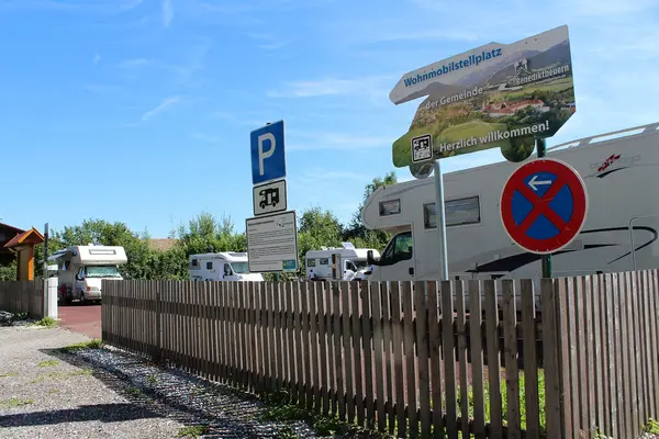 Einfahrt zum Wohnmobilstellplatz