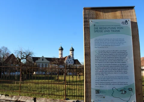 Stele des Benediktuswegs