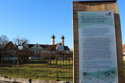 Stele des Benediktuswegs