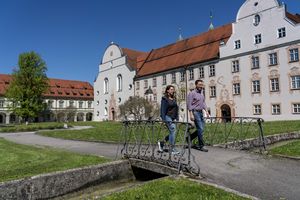ein Paar geht im Klosterhof spazieren