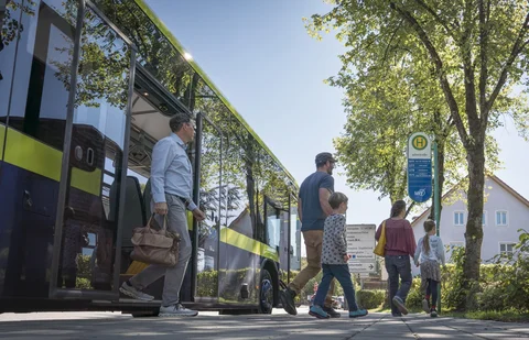 mehrere Fahrgäste steigen aus einem MVV-Bus aus