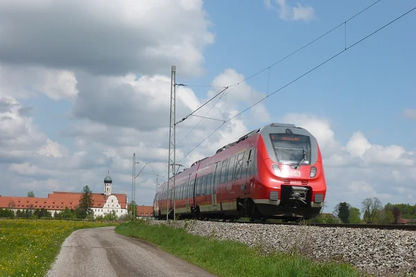 fahrender Zug bei Benediktbeuern